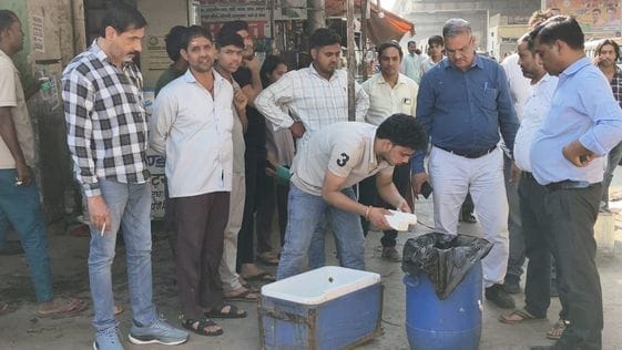 Flies were found floating in the fibres of rasgullas, 110 kg destroyed