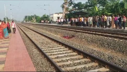 Motihari Bihar News Dead bodies of a young man and a woman found on the railway track