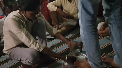 पैर धोता युवक
