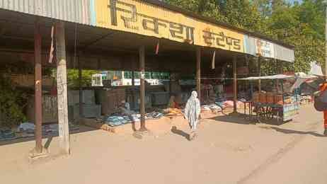A shop of troublemakers has been set up at the rickshaw stand, causing daily traffic jams outside the bus stand