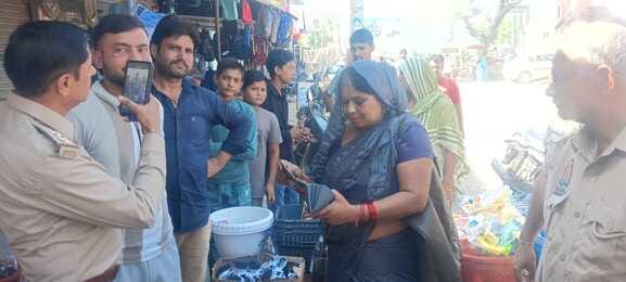 Woman's purse dropped in the market, young man returns it