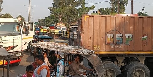 Tractor-trolleys stopped from going to the market caused traffic jam on the highway.