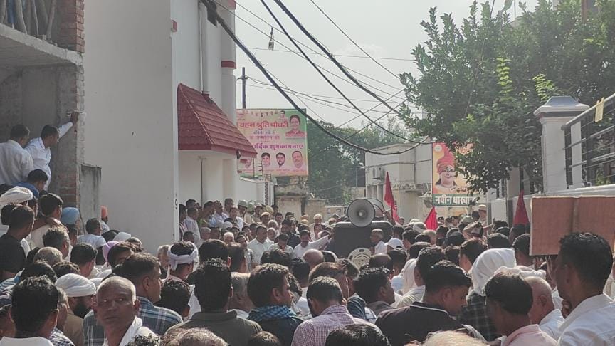 Sarva Karmachari Sangh surrounded the residence of Irrigation Minister for their rights.