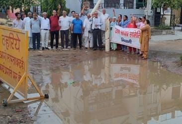 Residents protested against the stalled sewerage system and the poor condition of the roads in Sector 23.