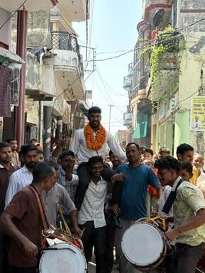 Upon reaching the village, the scientist was welcomed with drums and trumpets.