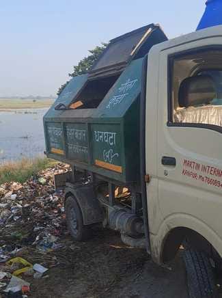 Nagar Panchayat dumping garbage at the foothills of Saryu River