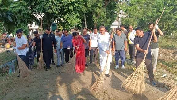BJP workers gave the message of cleanliness