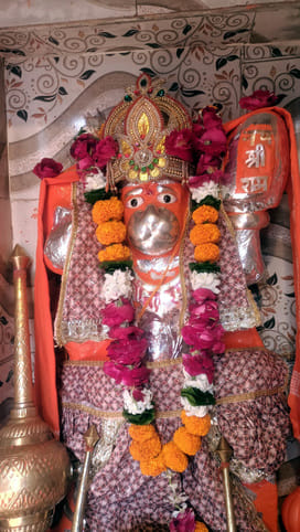 After offering a chola to Hanumanji, he recited the Chalisa.
