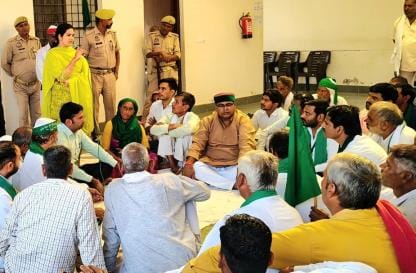 Farmers' anger erupted, protesting at the tehsil office.