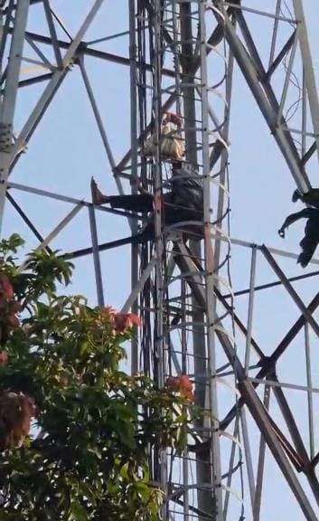 Angered by SDM's rebuke, elderly man climbed a tower, came down five hours later after land measurement