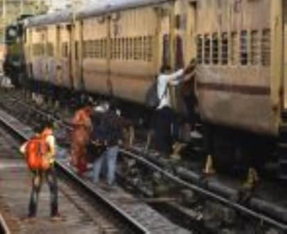 चारबाग रेलवे स्टेशन पर बढ़ने लगी है यात्रियों की भीड़।