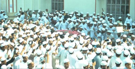 A huge crowd of students gathered, the police administration had to struggle.