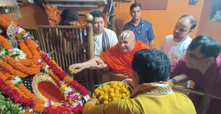 Tulsi Peethadheeshwar Swami Rambhadracharya offered food to Hanumanji.