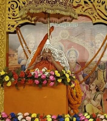 Swami Rambhadracharya recited Valmiki Ramayana at the Vijayethua Festival.