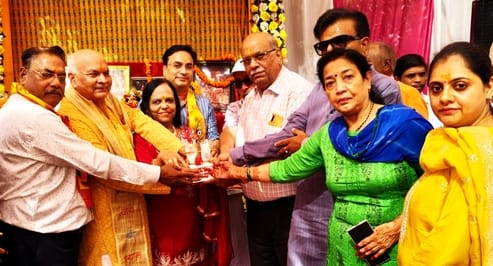 The palanquin was welcomed and devotees danced to the hymns.