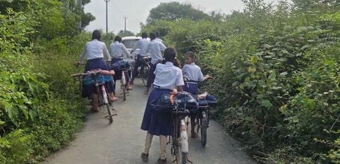 Siddharthnagar News: Thorny bushes are injuring people