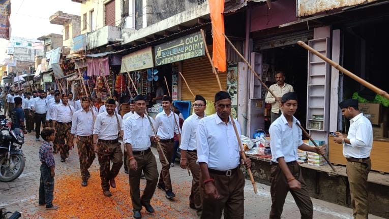 Volunteers organized a march in Farah.
