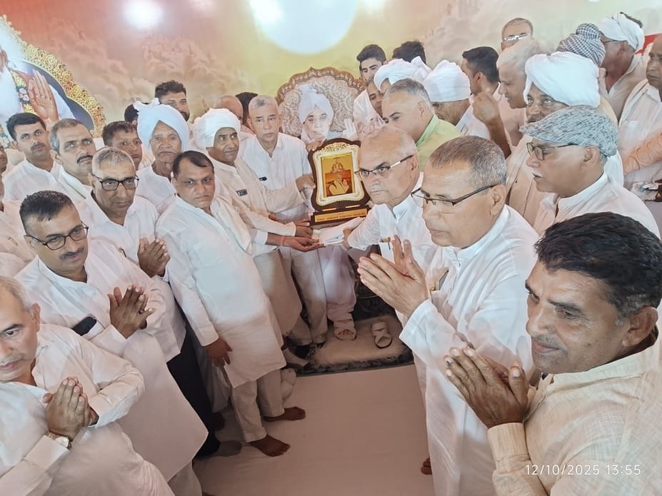 Farmers' allies who came forward for flood relief were honored at the platform of Maham Chaubisi Khap.