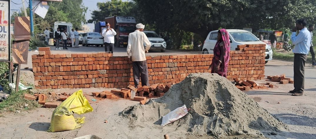 Before the reconstruction of Highway 18, build a wall to stop heavy vehicles.Before the reconstruction of Highway 18, build a wall to stop heavy vehicles.