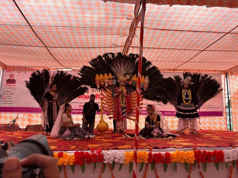 Shopping and Holi celebrations at the Swadeshi fair