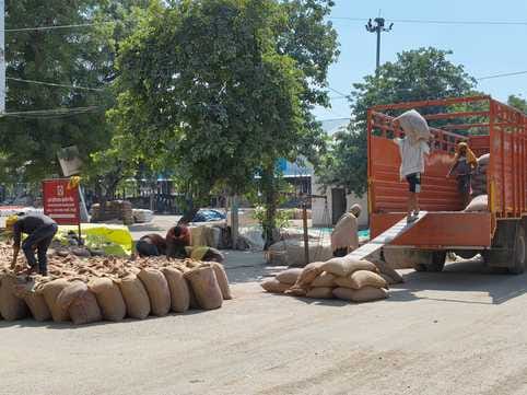 The work of lifting millet continued throughout the day in the grain market.