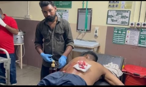 The father whose name he had written on his chest stabbed him and injured him.