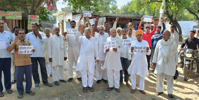 Farmers enraged by DAP shortage, protest march held at Dhanaunda bus stand