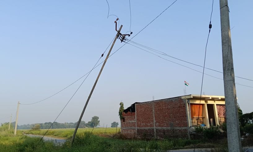 Siddharthnagar News: Danger of accident due to tilted pole on the main roadSiddharthnagar News: Danger of accident due to tilted pole on the main road