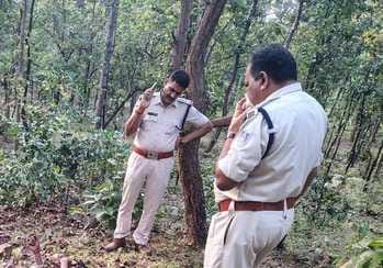 घटना स्थल पर मौजूद थाना प्रभारी जायजा लेते हुए।