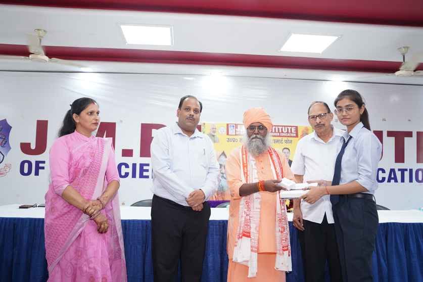 Barkheda MLA gave tablets to 99 students