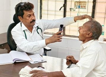 As the weather changes, the number of patients suffering from sore throat and tonsils increases