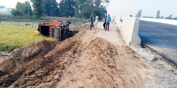 A truck overturned on the bypass in Khutar... a trolley got stuck and was saved from overturning.