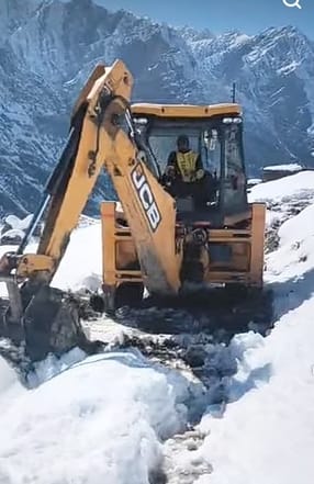 Traffic restored on 125 link roads of Lahaul Valley