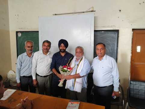 Workers should distance themselves from political activities: Harish