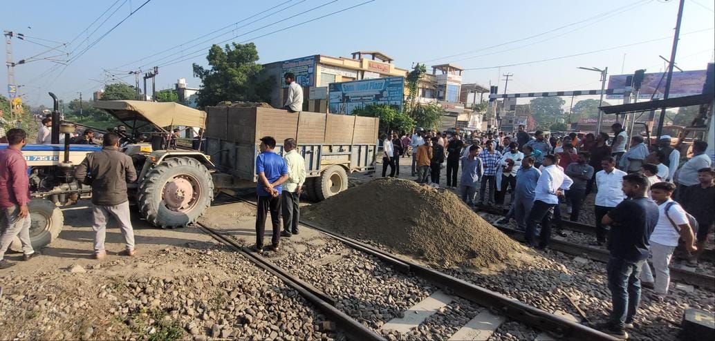 Tractor-trolley stuck on Howrah-Jammu Tawi track