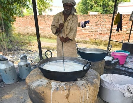 Adulterated khoya is reaching Maharajganj from Gorakhpur.. businessmen are making money.