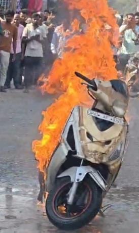 Fire breaks out in a moving scooter