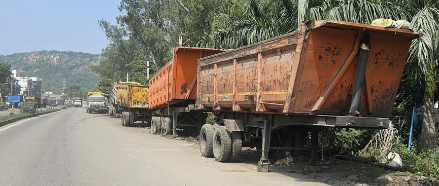 Encroachment along the highway, fear of accidents along with traffic jam