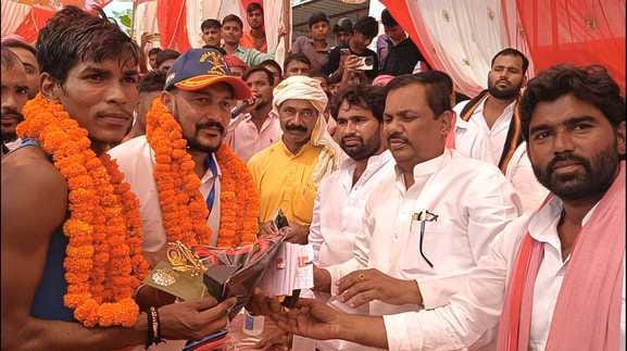 Pintu Chaudhary of Chauri Chaura won the five kilometer race.