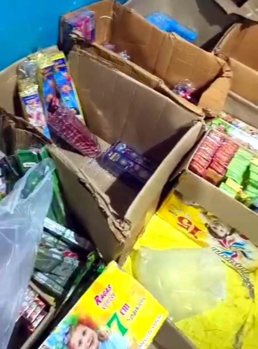 A cache of firecrackers was found in a cosmetic shop, and the police seized them.