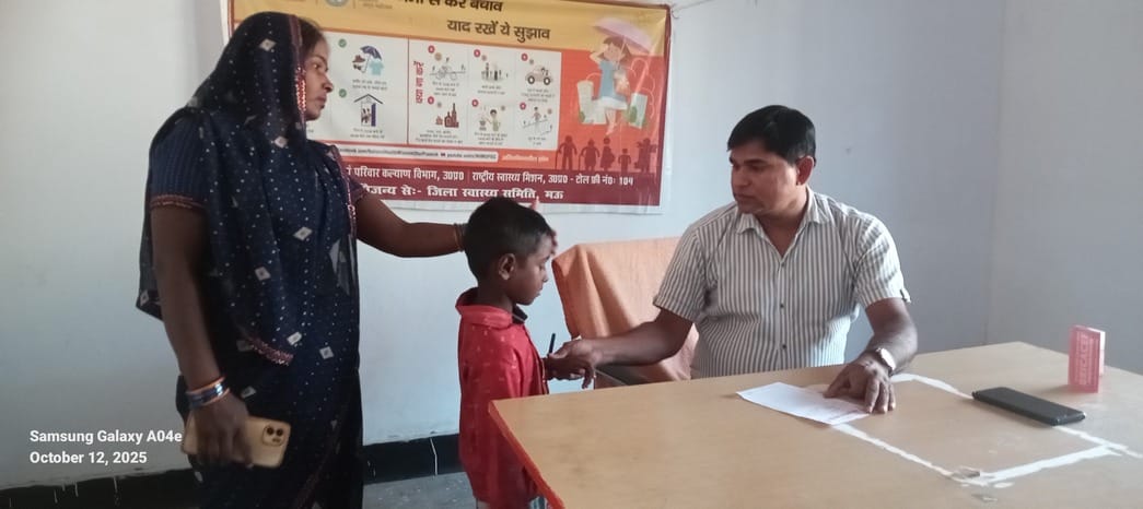 When two doctors did not reach the CM Jan Arogya Mela, the pharmacist provided treatment.