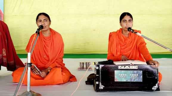 Devotees told the glory of the Guru in the satsang