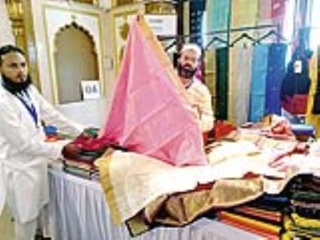 Brass Buddha statue worth Rs 2.5 lakh, women are crazy about Chanderi sarees.