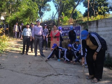 Volunteers cleaned the road to Mishra Basti