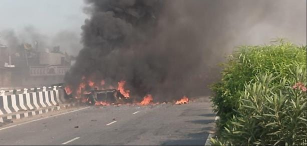 Short circuit news, Oxygen cylinder explodes in ambulance In Gorakhpur, youth injured, traffic jam caused