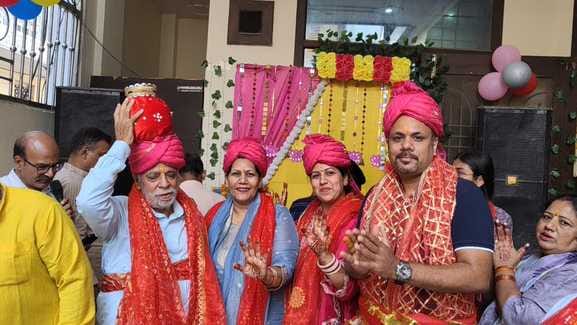 Devotees danced to the hymns of Radha Rani.