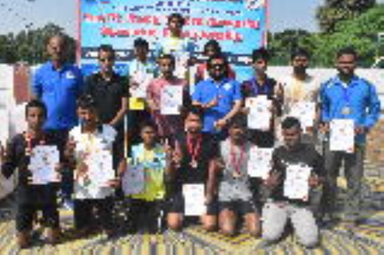 Gorakhpur News: 150 players showed their strength in the swimming competition