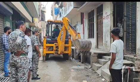 Uproar over demolition of house platform, Municipal Corporation team surrounded