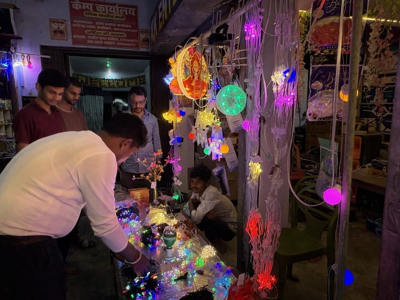 Siddharthnagar News: Markets decorated with indigenous garlands, buyers flock to decorate their homes
