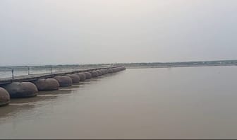 Waiting for pontoon bridge and boat operation on Sharda river